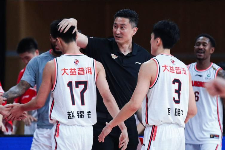 苏知鱼点点头，大眼睛闪着亮光道：都听恩公的......叶辰无话可说，笑道：行，那初步就这么定了，我先送你回苏家，这两天你先把苏家的各项业务捋清楚，确保跟你爷爷顺利交接，伊苏航运的事情，等你忙完这段时间咱们再谈。